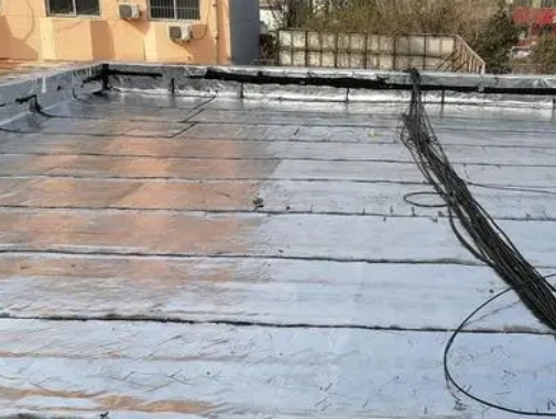 亚东卫生间漏水维修公司分享下亚东屋面楼顶防水刚性防水层施工要点。